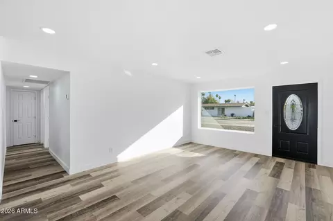 Living - 534 E Pebble Beach Dr, Tempe, AZ 85282 photo 2 of 6