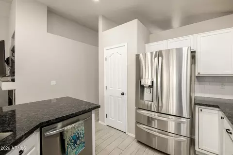 Kitchen - 2062 E Arabian Dr, Gilbert, AZ 85296 photo 4 of 4