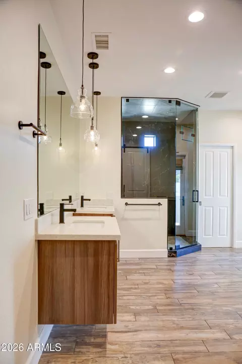 Bath - 2016 E State Ave, Phoenix, AZ 85020 photo 4 of 8