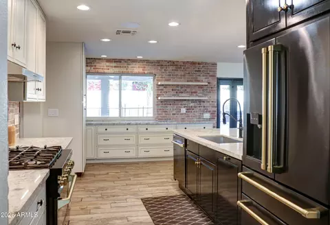 Kitchen - 2016 E State Ave, Phoenix, AZ 85020 photo 5 of 12