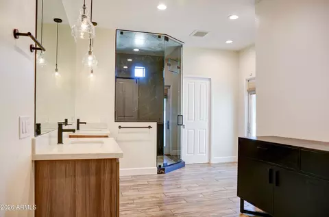 Bath - 2016 E State Ave, Phoenix, AZ 85020 photo 3 of 8