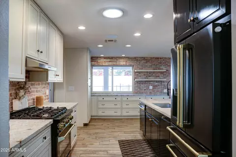 Kitchen - 2016 E State Ave, Phoenix, AZ 85020 photo 6 of 12