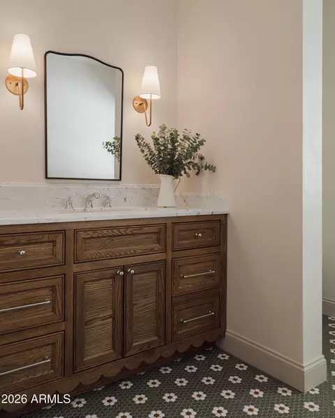 Bath - 123 E Kaler Dr, Phoenix, AZ 85020 photo 2 of 2