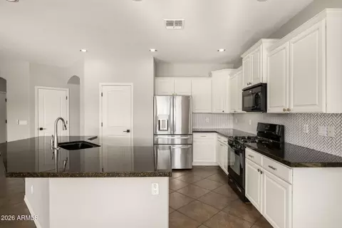 Kitchen - 1515 E Apollo Rd, Phoenix, AZ 85042 photo 3 of 4