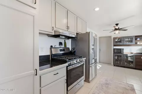 Kitchen - 3014 E Whitton Ave, Phoenix, AZ 85016 photo 2 of 4