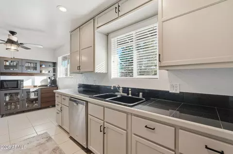 Kitchen - 3014 E Whitton Ave, Phoenix, AZ 85016 photo 3 of 4
