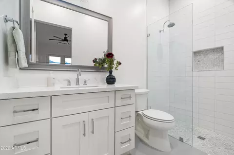Bath - 4223 N 41st Pl, Phoenix, AZ 85018 photo 3 of 5