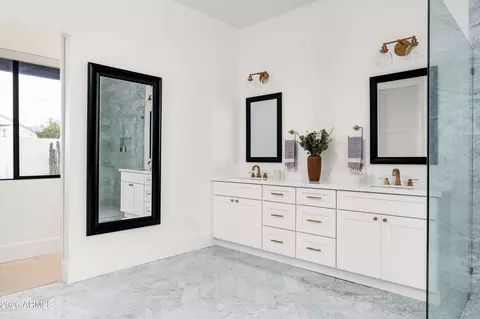 Bath - 4223 N 41st Pl, Phoenix, AZ 85018 photo 2 of 5
