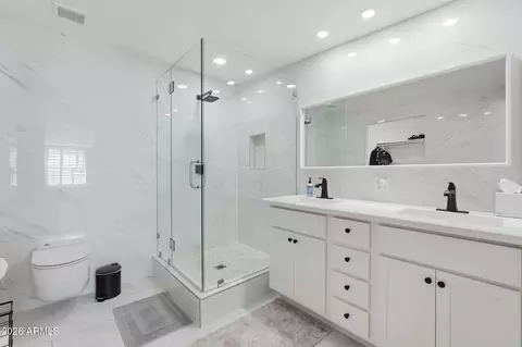 Bath - 3041 Elm St, Phoenix, AZ 85016 photo 2 of 6