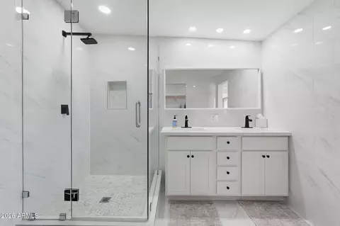 Bath - 3041 Elm St, Phoenix, AZ 85016 photo 3 of 6