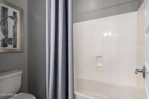 Bath - 3251 E Bryce Ln, Phoenix, AZ 85050 photo 5 of 6