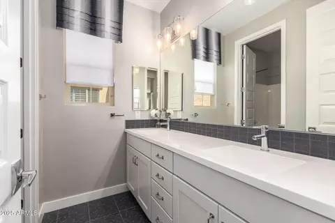 Bath - 3251 E Bryce Ln, Phoenix, AZ 85050 photo 4 of 6