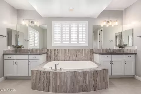 Bath - 3251 E Bryce Ln, Phoenix, AZ 85050 photo 3 of 6