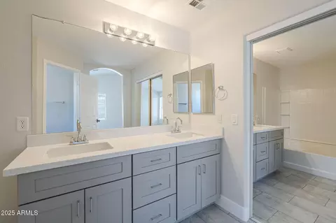 Bath - 2518 W Carson Rd, Phoenix, AZ 85041 photo 3 of 4