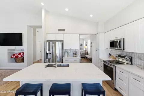 Kitchen - 4304 E Sands Dr, Phoenix, AZ 85050 photo 3 of 6