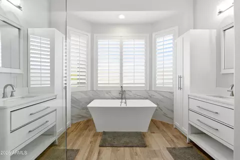 Bath - 4304 E Sands Dr, Phoenix, AZ 85050 photo 2 of 5