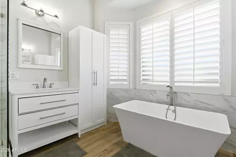 Bath - 4304 E Sands Dr, Phoenix, AZ 85050 photo 3 of 5
