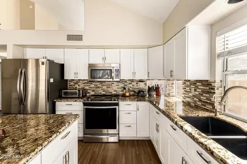 Kitchen - 16614 S 12th Pl, Phoenix, AZ 85048 photo 3 of 4