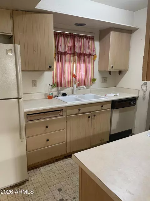 Kitchen - 2301 E Laurel Ln, Phoenix, AZ 85028 photo 3 of 4