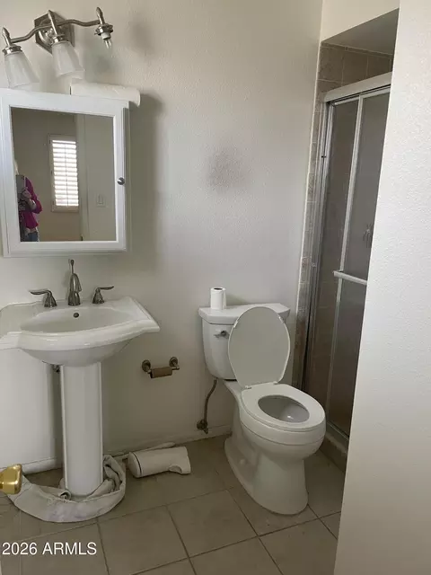 Bath - 2301 E Laurel Ln, Phoenix, AZ 85028 photo 2 of 3