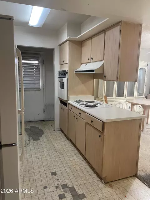 Kitchen - 2301 E Laurel Ln, Phoenix, AZ 85028 photo 4 of 4