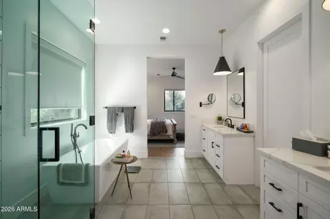 Bath - 3226 E Glenrosa Ave, Phoenix, AZ 85018 photo 1 of 5