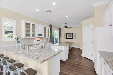 Kitchen - 9859 E Nopal Ave, Mesa, AZ 85209 photo 4 of 6