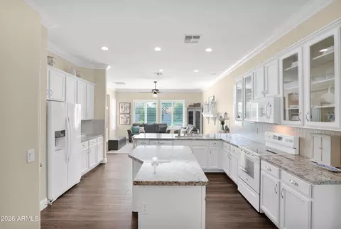 Kitchen - 9859 E Nopal Ave, Mesa, AZ 85209 photo 1 of 6