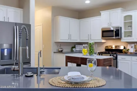 Kitchen - 2984 E Coconino Dr, Gilbert, AZ 85298 photo 5 of 6
