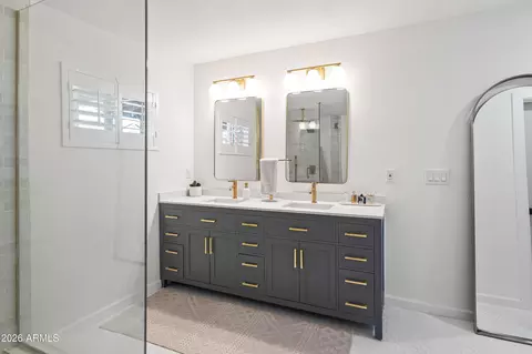 Bath - 4013 E Indianola Ave, Phoenix, AZ 85018 photo 1 of 3