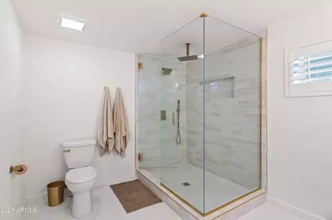 Bath - 4013 E Indianola Ave, Phoenix, AZ 85018 photo 2 of 3