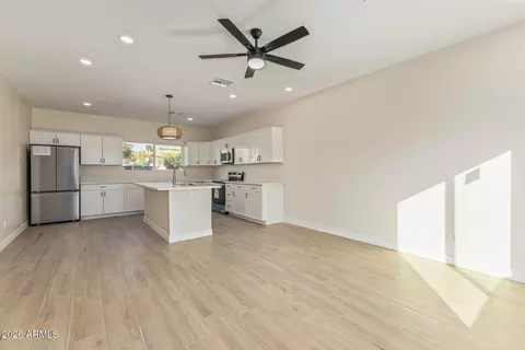 Living - 9425 N 9th Ave, Phoenix, AZ 85021 photo 2 of 3