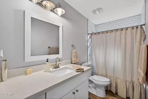 Bath - 1314 E Palo Verde Dr, Phoenix, AZ 85014 photo 5 of 6