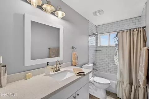 Bath - 1314 E Palo Verde Dr, Phoenix, AZ 85014 photo 6 of 6