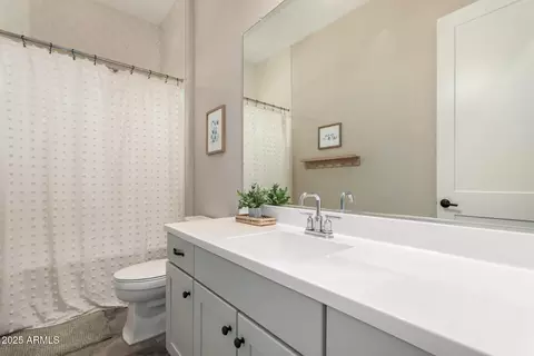 Bath - 2830 E Crest Ln, Phoenix, AZ 85050 photo 4 of 4