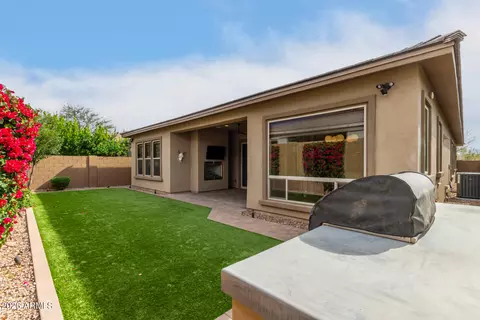 Exterior - 2830 E Crest Ln, Phoenix, AZ 85050 photo 4 of 8