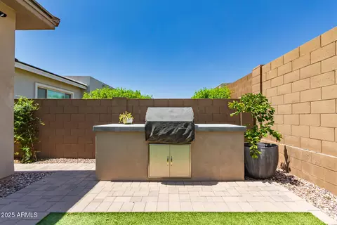 Exterior - 2830 E Crest Ln, Phoenix, AZ 85050 photo 6 of 8
