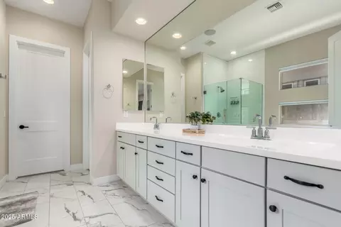 Bath - 2830 E Crest Ln, Phoenix, AZ 85050 photo 2 of 4