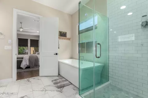Bath - 2830 E Crest Ln, Phoenix, AZ 85050 photo 3 of 4
