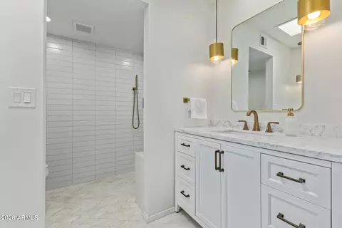 Bath - 516 E Piping Rock Rd, Phoenix, AZ 85022 photo 1 of 5