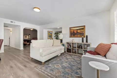 Living - 516 E Piping Rock Rd, Phoenix, AZ 85022 photo 1 of 2