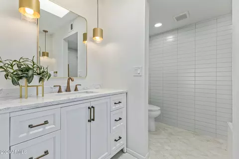 Bath - 516 E Piping Rock Rd, Phoenix, AZ 85022 photo 2 of 5