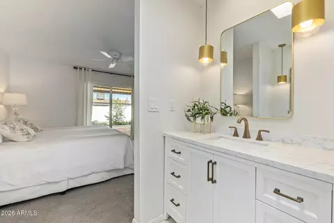 Bath - 516 E Piping Rock Rd, Phoenix, AZ 85022 photo 4 of 5