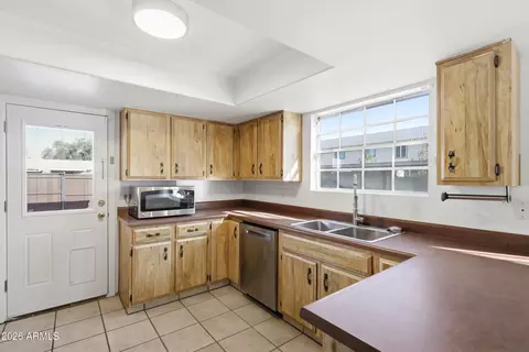 Kitchen - 1033 E Bendix Dr, Tempe, AZ 85283 photo 4 of 5
