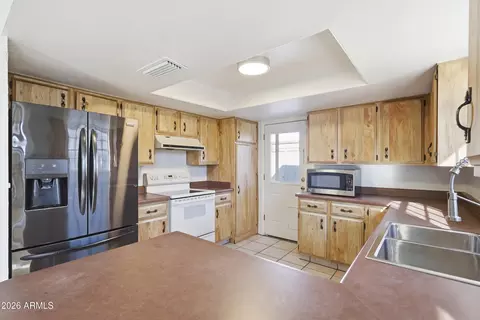 Kitchen - 1033 E Bendix Dr, Tempe, AZ 85283 photo 3 of 5