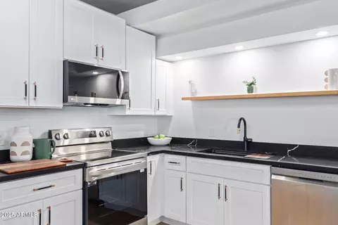 Kitchen - 351 E Thomas Rd #D208, Phoenix, AZ 85012 photo 4 of 4