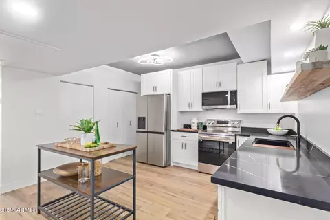 Kitchen - 351 E Thomas Rd #D208, Phoenix, AZ 85012 photo 3 of 4