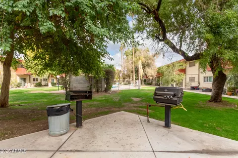 Exterior - 351 E Thomas Rd #D208, Phoenix, AZ 85012 photo 11 of 13