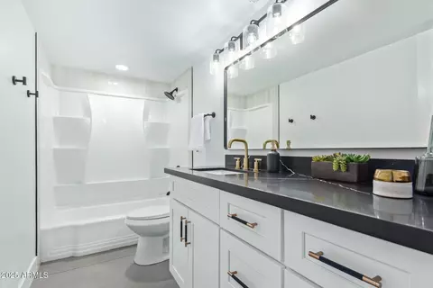 Bath - 351 E Thomas Rd #D208, Phoenix, AZ 85012 photo 1 of 3