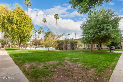 Exterior - 351 E Thomas Rd #D208, Phoenix, AZ 85012 photo 6 of 13